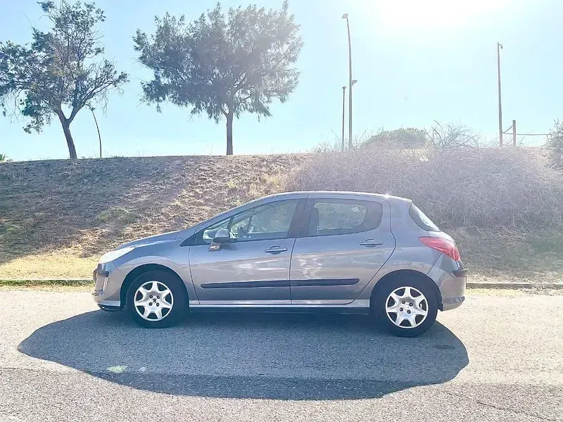 Usado Peugeot 308 120 CV (88 kW) 2010 Gris / plata Berlina