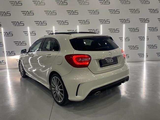 Usado Mercedes A180 Urban 109 CV (80 kW) 2012 Blanco Berlina