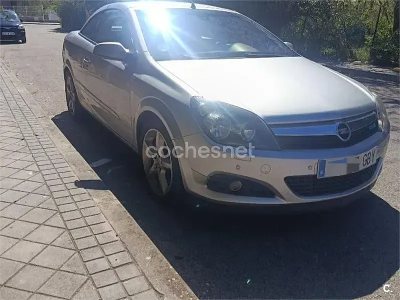Usado Opel Astra Enjoy 140 CV (102 kW) 2008 Gris / plata Descapotable