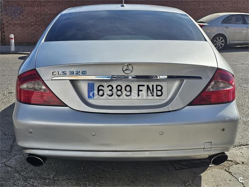 Usado Mercedes CLS320 224 CV (164 kW) 2007 Gris / plata Berlina