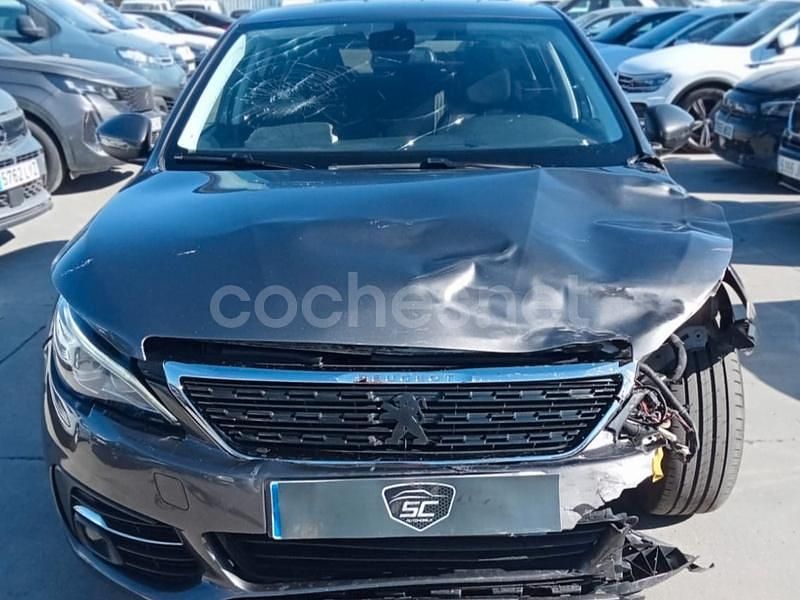 Usado Peugeot 308 Active 130 CV (95 kW) 2021 Gris / plata Berlina