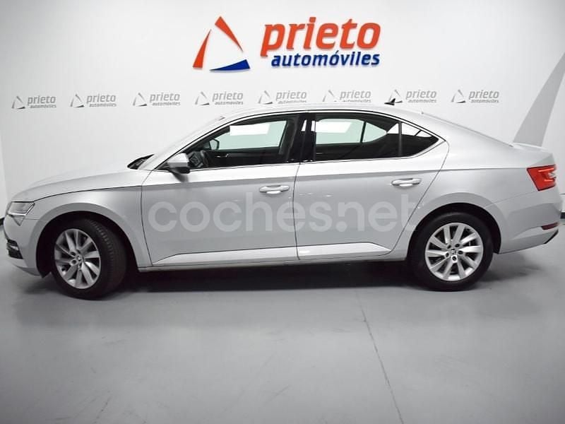 Usado Skoda Superb Ambition 150 CV (110 kW) 2021 Gris / plata Berlina