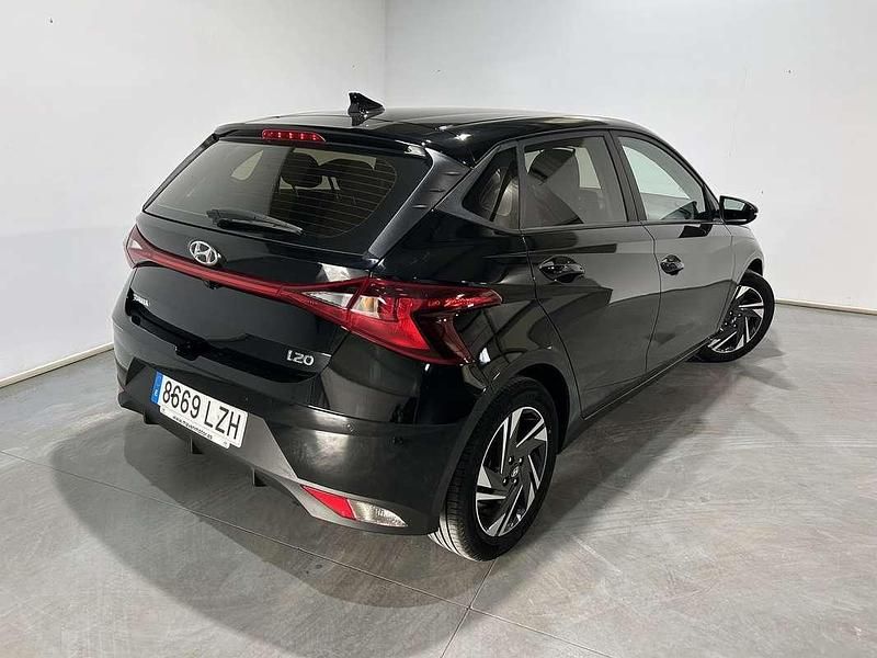 Begagnad Hyundai i20 101 HK (74 kW) 2022 Svart Halvkombi