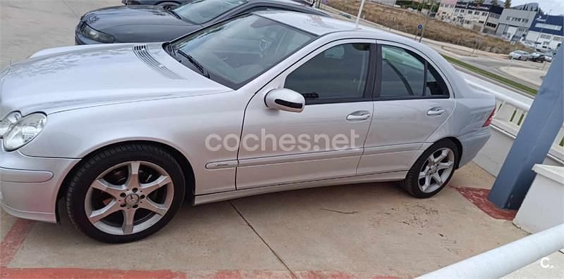 Usado Mercedes C220 Sport Edition 150 HP (110 kW) 2005 Cinzento Sedan