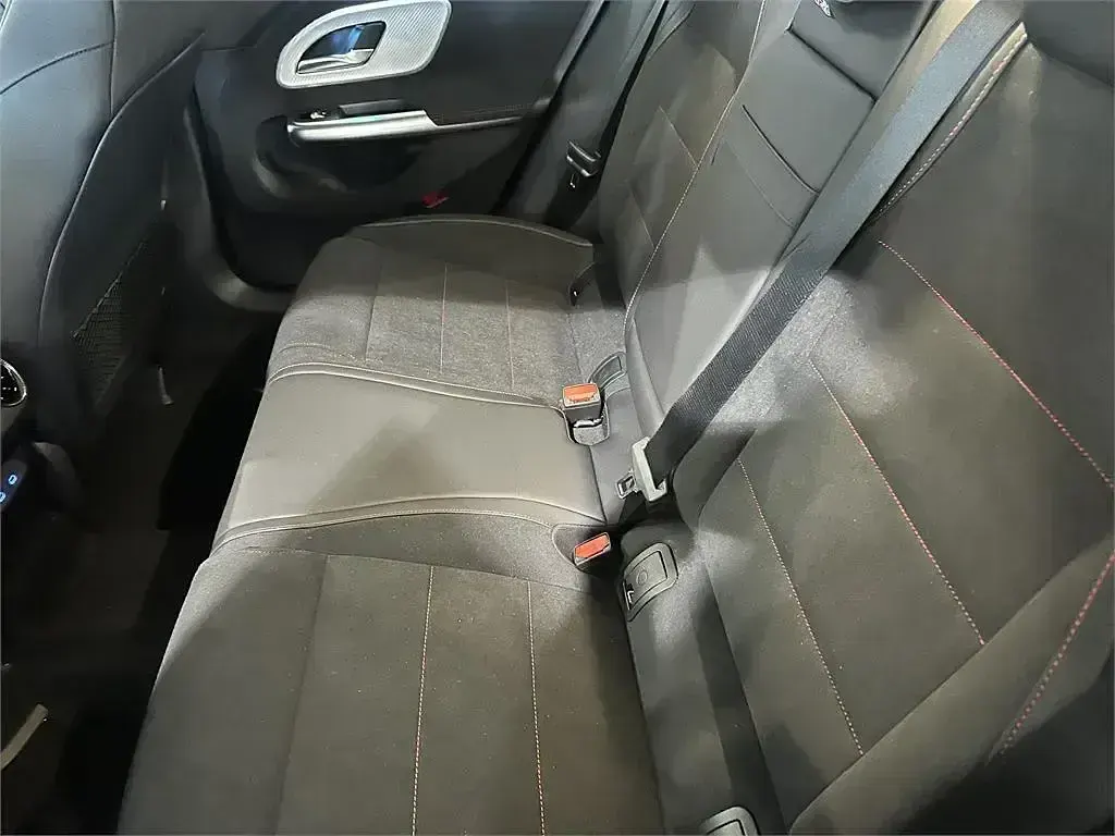 Usado Mercedes CLA220 190 CV (139 kW) 2026 Azul Berlina