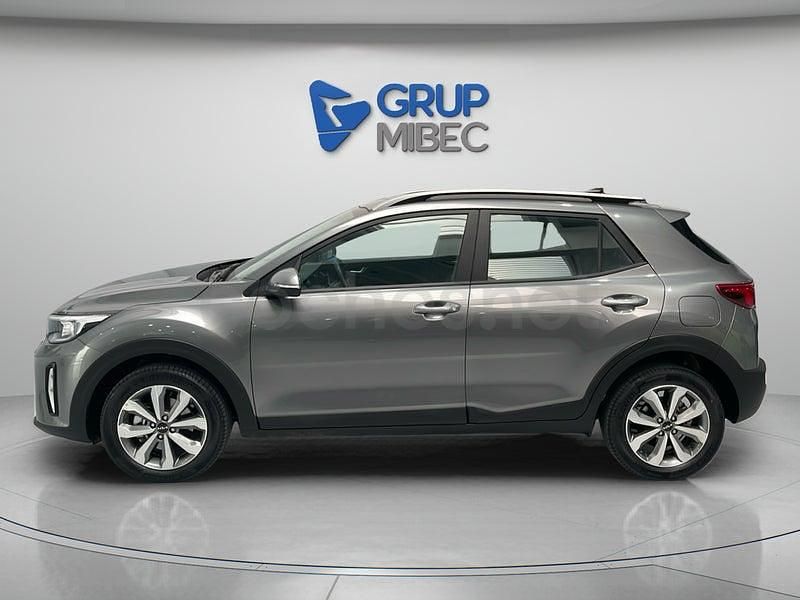 Usado Kia Stonic 100 CV (73 kW) 2025 Gris / plata SUV