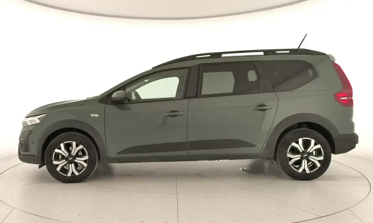 Usado Dacia Jogger Expression 110 CV (80 kW) 2024 Verde Monovolumen
