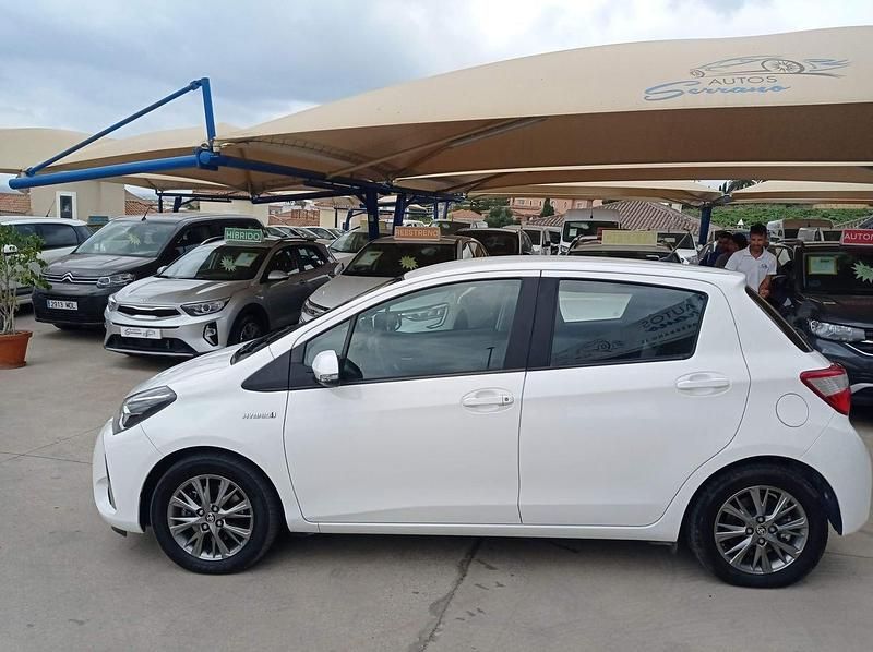 Usado Toyota Yaris Hybrid Active 100 CV (73 kW) 2020 Blanco Berlina