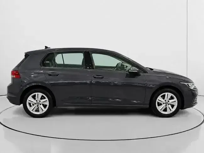 Käytetty VW Golf VIII 115 HP (84 kW) 2022 Harmaa Sedan