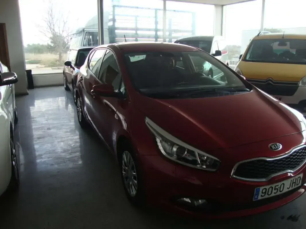Usado Kia Ceed GT 90 CV (66 kW) 2016 Burdeos Utilitario