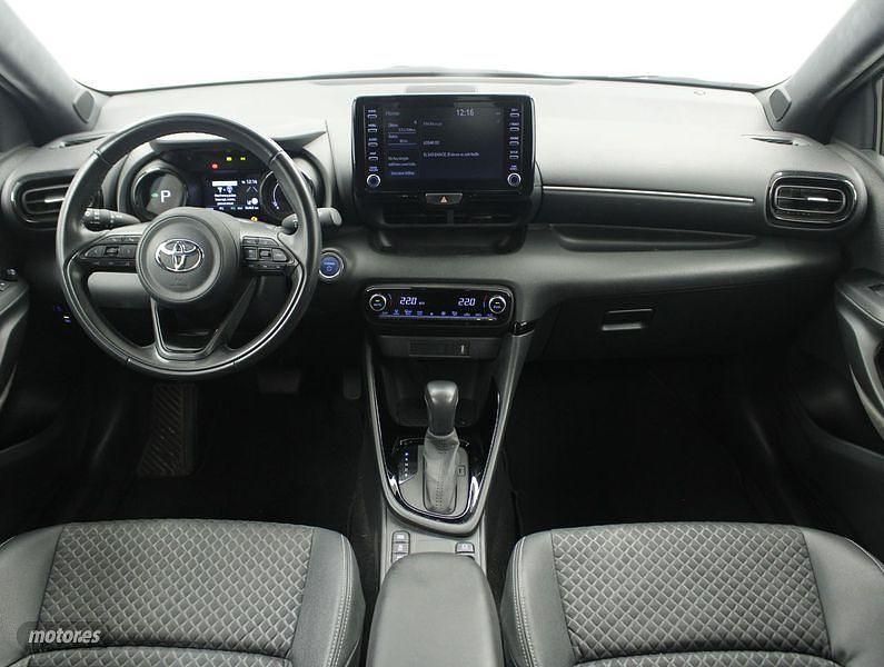 Usado Toyota Yaris Hybrid Style 116 CV (85 kW) 2021 Blanco Berlina