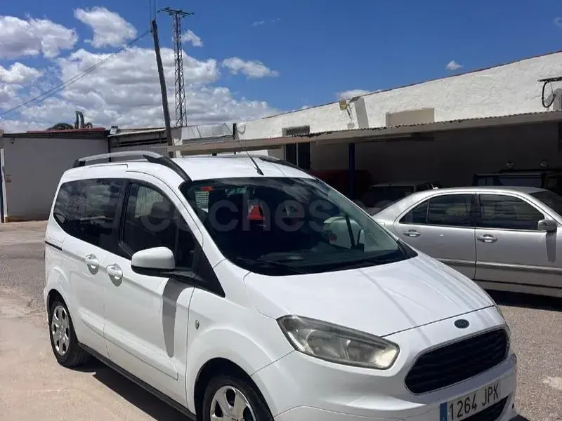 Usado Ford Tourneo Courier Ambiente 75 CV (55 kW) 2016 Blanco Monovolumen