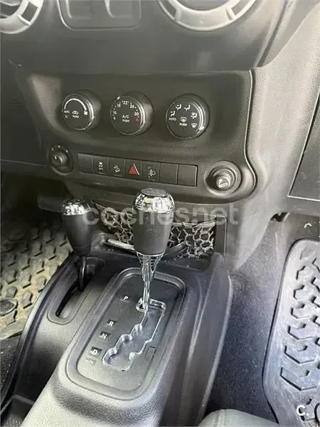 Usado Jeep Wrangler Sahara 200 CV (147 kW) 2011 Negro SUV