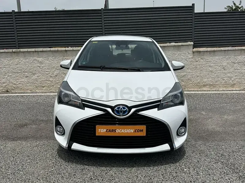 Usado Toyota Yaris Hybrid Active 100 CV (73 kW) 2016 Blanco Berlina