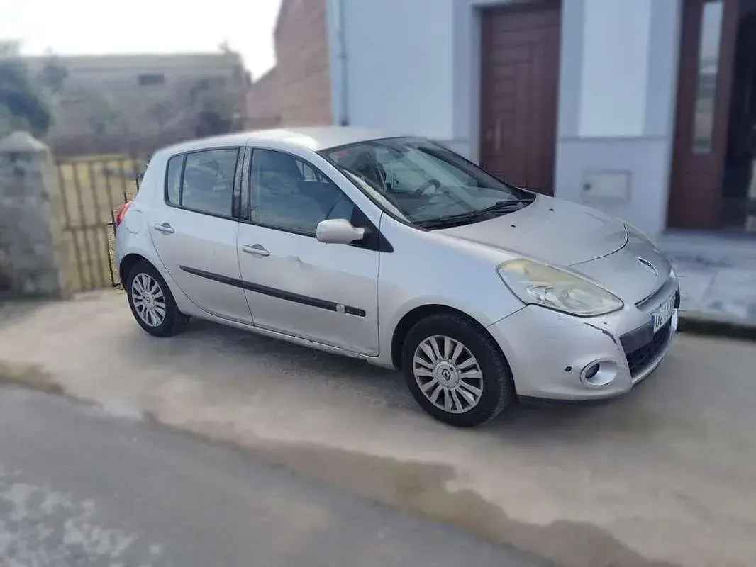 Usado Renault Clio Expression 86 CV (63 kW) 2011 Gris Utilitario