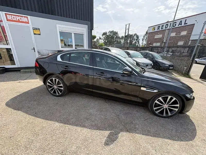 Usado Jaguar XE Prestige 180 CV (132 kW) 2016 Negro Berlina