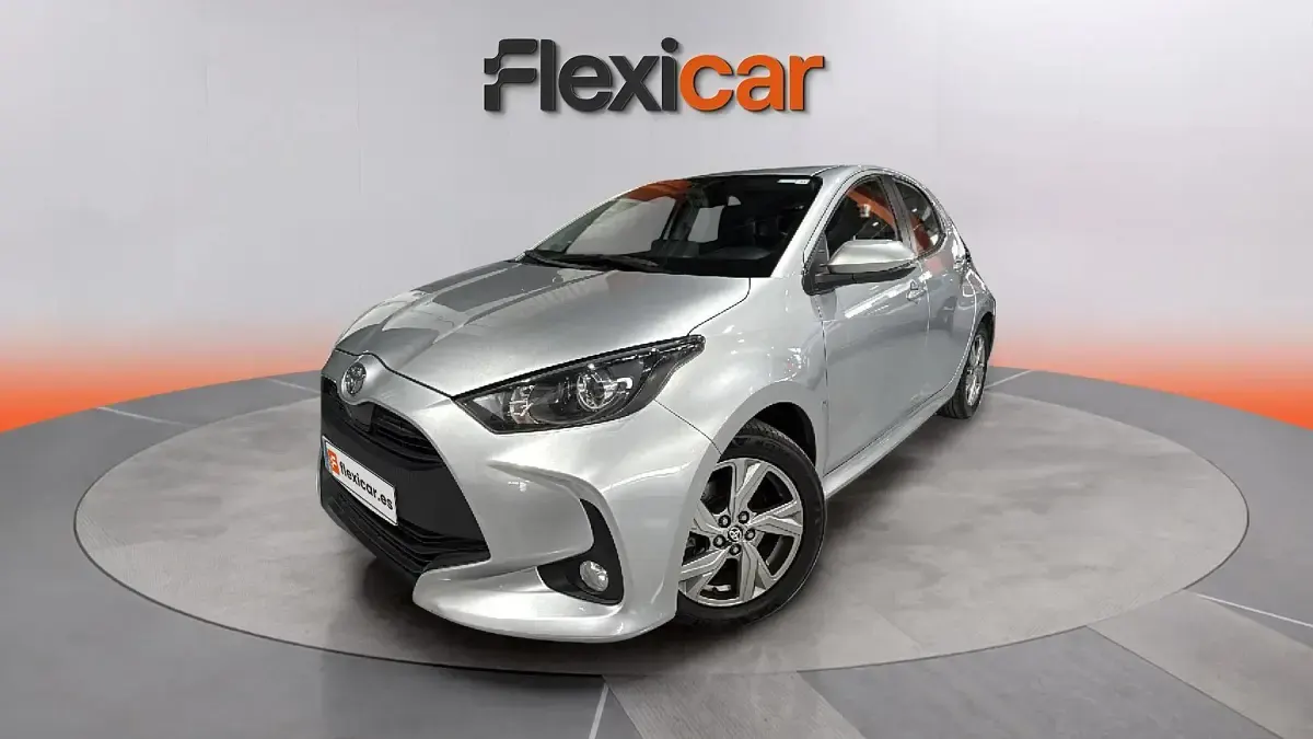 Usado Toyota Yaris Hybrid Active 116 CV (85 kW) 2025 Gris Berlina