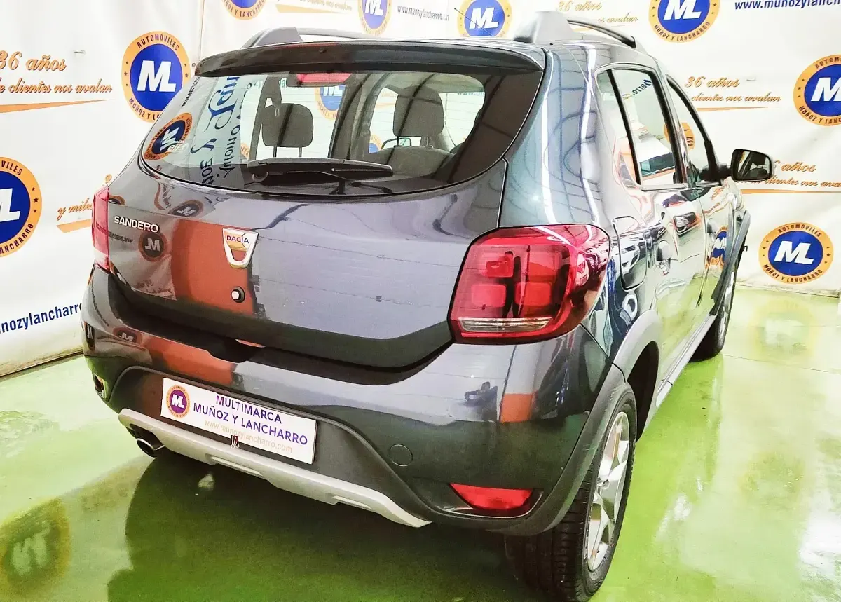 Usado Dacia Sandero Essentiel 90 CV (66 kW) 2019 Gris Utilitario