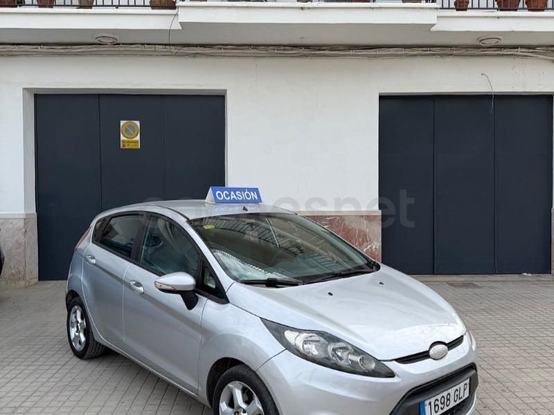 Usado Ford Fiesta Trend 68 CV (50 kW) 2010 Gris / plata Utilitario