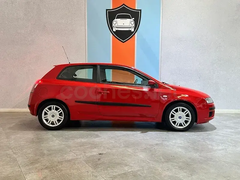 Usado Fiat Stilo Dynamic 103 CV (75 kW) 2002 Rojo Utilitario