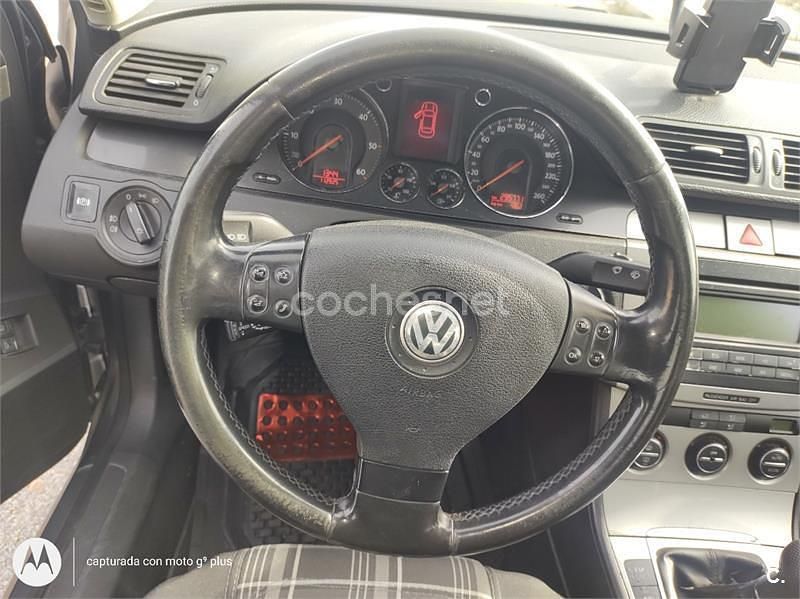 Usado VW Passat Highline 140 CV (102 kW) 2005 Gris / plata Berlina