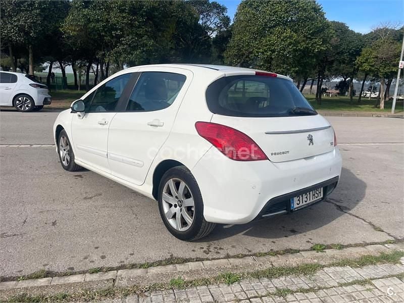 Usado Peugeot 308 Active 120 CV (88 kW) 2013 Blanco Berlina