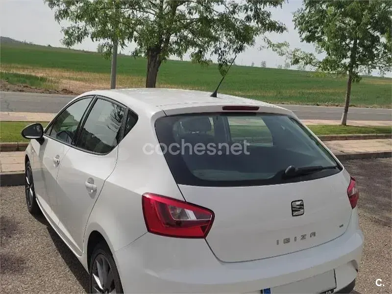 Usado Seat Ibiza Style 90 CV (66 kW) 2014 Blanco Berlina
