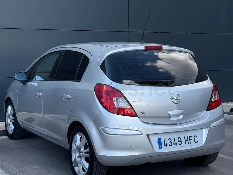 Usado Opel Corsa 100 CV (73 kW) 2011 Gris / plata Utilitario