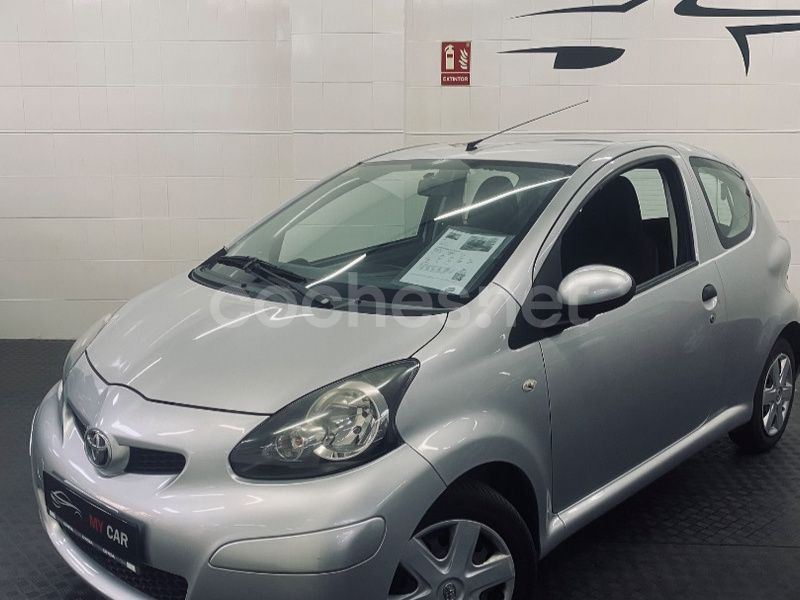 Gris / plata Usado 2011 Toyota Aygo Live Utilitario | 4200 € (Precio justo) - Imagen 1/4