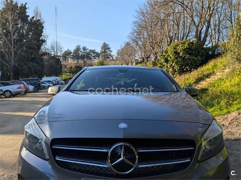 Usado Mercedes A180 Style 109 CV (80 kW) 2014 Gris / plata Berlina