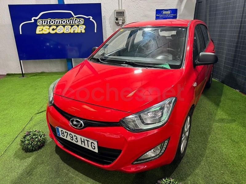 Usado Hyundai i20 90 CV (66 kW) 2013 Rojo Utilitario