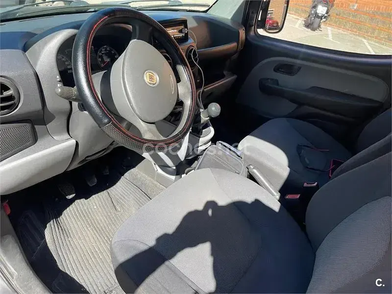 Usado Fiat Doblò Active 105 CV (77 kW) 2010 Gris / plata Monovolumen