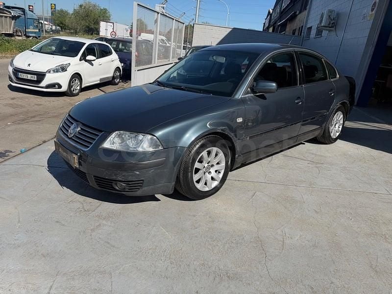 Usado VW Passat Comfortline 130 CV (95 kW) 2003 Gris / plata Berlina