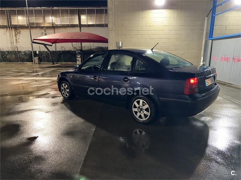 Usado VW Passat Comfortline 110 CV (80 kW) 1998 Azul Berlina