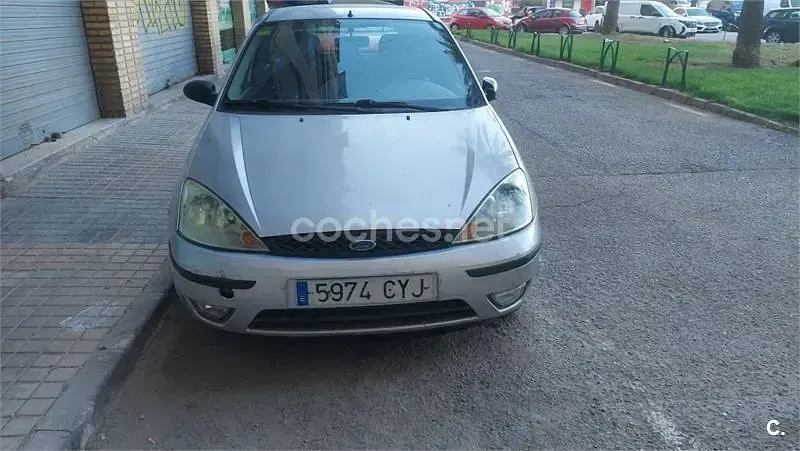 Usado Ford Focus Trend 100 CV (73 kW) 2004 Amarillo Berlina