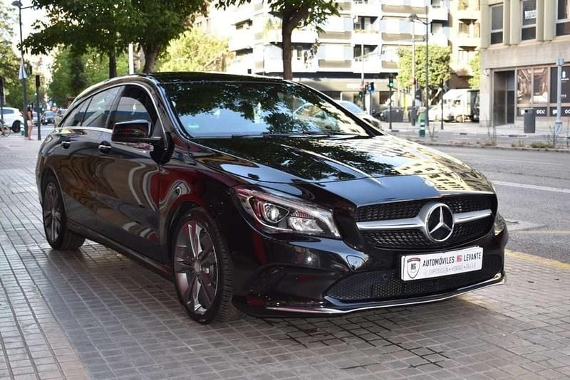 Usado Mercedes CLA220 Shooting Brake Urban 177 CV (130 kW) 2016 Negro Familiar