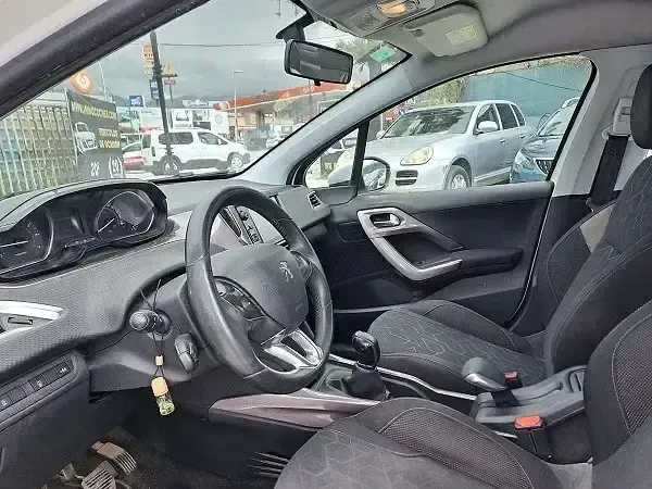 Usado Peugeot 2008 Access 82 CV (60 kW) 2015 Blanco SUV