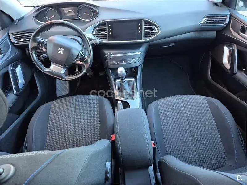 Usado Peugeot 308 SW Active 130 CV (95 kW) 2019 Blanco Familiar
