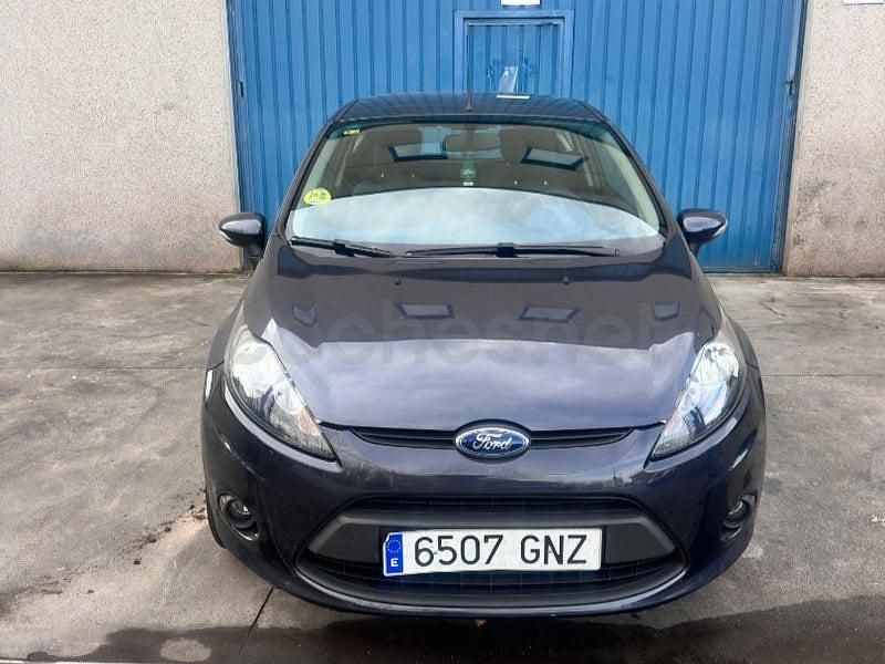 Usado Ford Fiesta Trend 68 CV (50 kW) 2009 Gris / plata Utilitario