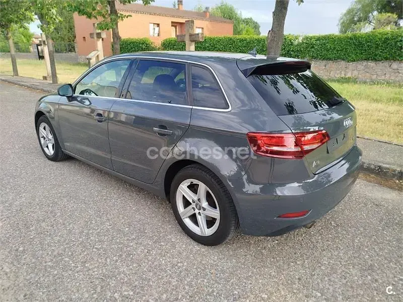 Usado Audi A3 110 CV (80 kW) 2017 Gris / plata Berlina