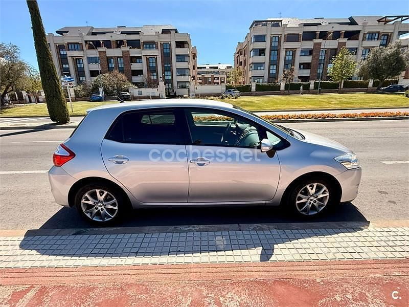 Usado Toyota Auris Edition 132 CV (97 kW) 2011 Gris / plata Utilitario