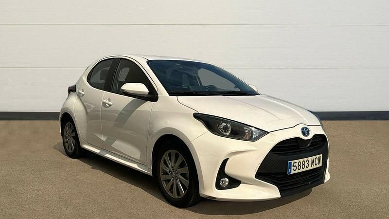 Blanco Usado 2022 Toyota Yaris Hybrid Active Berlina | 19.800 € (Precio justo) - Imagen 1/4