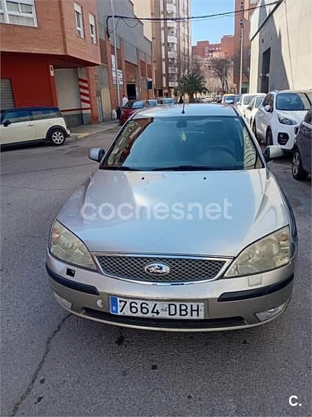 Usado Ford Mondeo Trend 115 CV (84 kW) 2004 Gris / plata Berlina