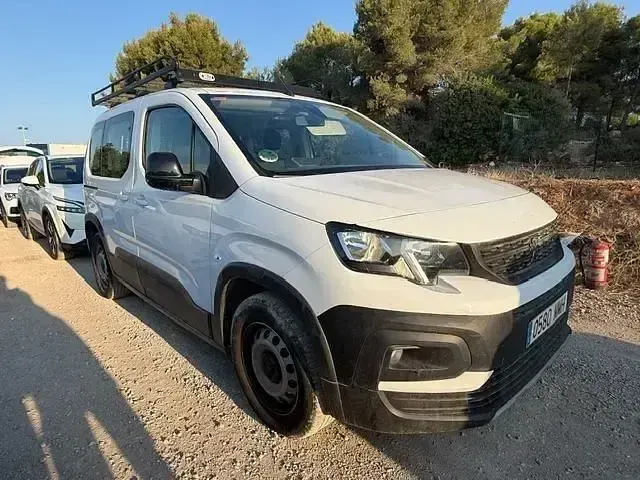 Usado Peugeot Rifter Active 102 CV (75 kW) 2023 Blanco Monovolumen