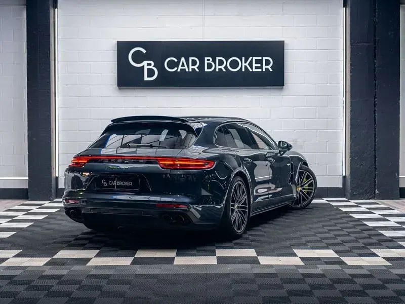 Usado Porsche Panamera Sport Turismo 462 CV (339 kW) 2018 Gris / plata Familiar