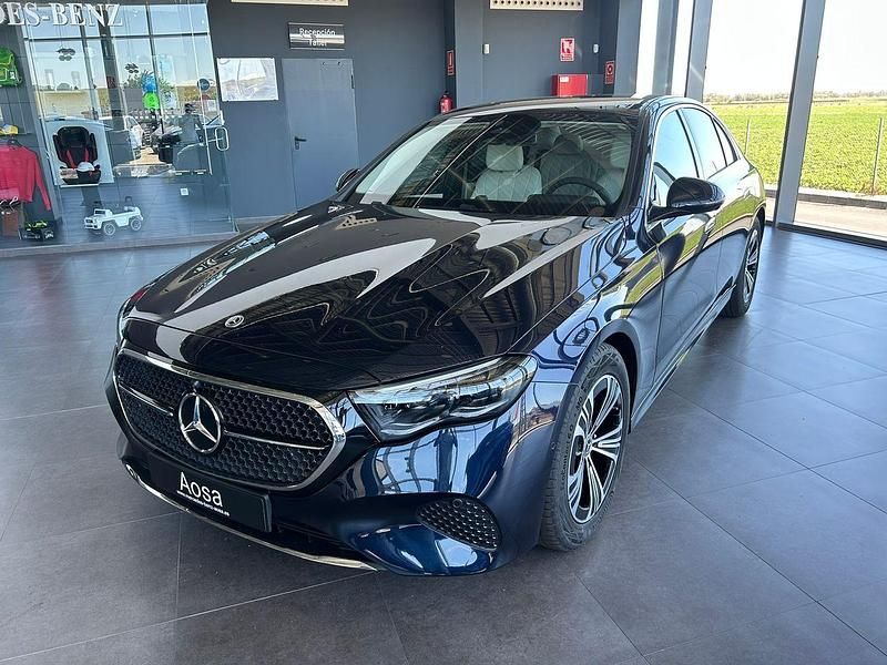 Azul Nuevo 2025 Mercedes E200 Berlina | 78.355 € - Imagen 1/4
