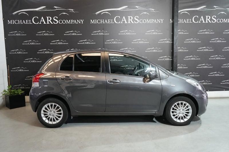 Begagnad Toyota Yaris Sol 101 HK (74 kW) 2009 Grå Sedan