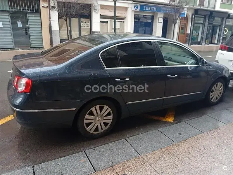 Usado VW Passat Trendline 140 CV (102 kW) 2007 Azul Berlina