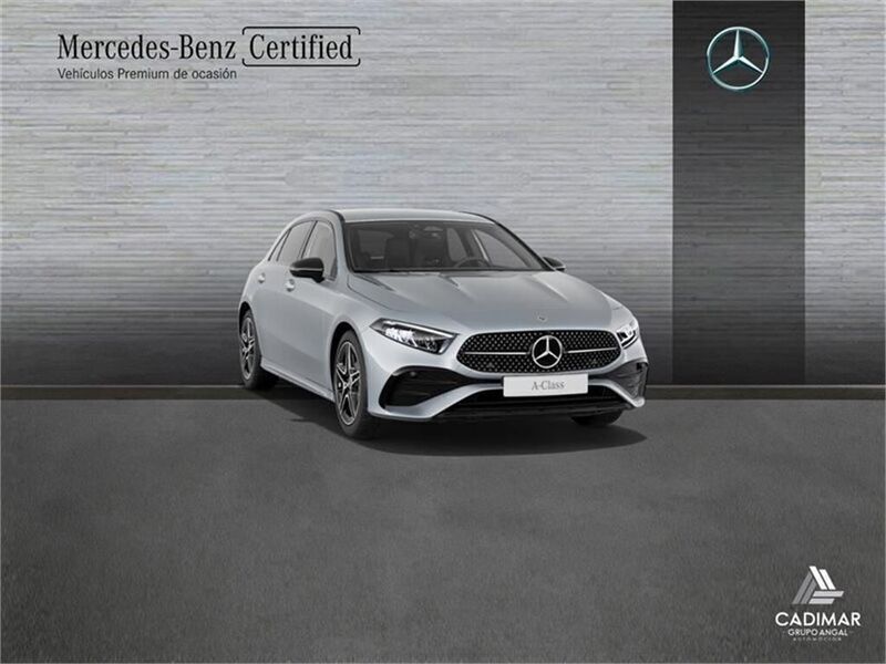 Gris Nuevo 2025 Mercedes A180 AMG line Berlina | 36.900 € (Un poco caro) - Imagen 1/3