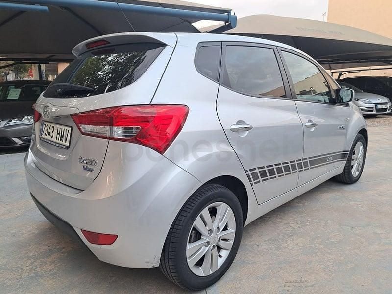 Usado Hyundai ix20 Comfort 115 CV (84 kW) 2012 Gris / plata Utilitario